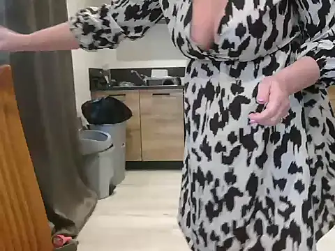 Snapshot of lilie69 chatting on February 22, 12:29 pm lilie69 online show from February 22, 12:29 pm