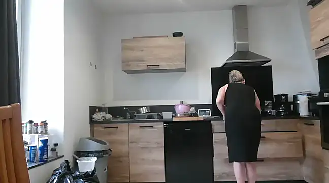 Snapshot of lilie69 chatting on February 12, 11:07 am lilie69 online show from February 12, 11:07 am