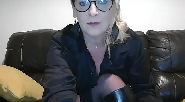 Snapshot of lilie69 chatting on February 1, 6:19 pm lilie69 online show from February 1, 6:19 pm