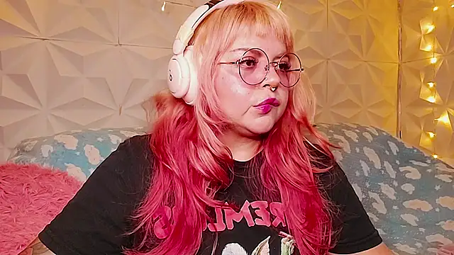 Snapshot of Satyn_doll chatting on June 30, 10:43 pm Satyn doll online show from June 30, 10:43 pm