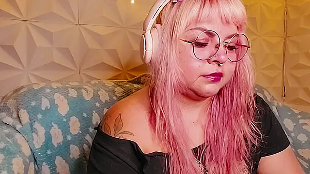 Snapshot of Satyn_doll chatting on June 6, 11:43 pm Satyn doll online show from June 6, 11:43 pm