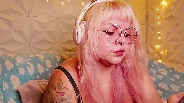 Snapshot of Satyn_doll chatting on June 12, 11:24 pm Satyn doll online show from June 12, 11:24 pm