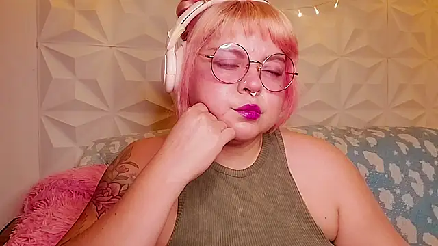 Snapshot of Satyn_doll chatting on June 26, 10:48 pm Satyn doll online show from June 26, 10:48 pm