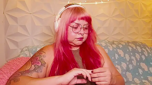 Snapshot of Satyn_doll chatting on June 21, 10:48 pm Satyn doll online show from June 21, 10:48 pm