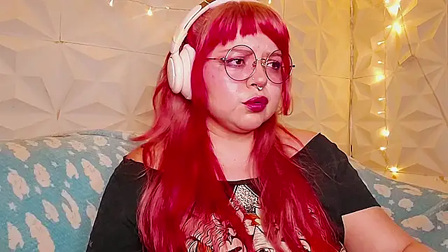 Snapshot of Satyn_doll chatting on June 18, 11:21 pm Satyn doll online show from June 18, 11:21 pm