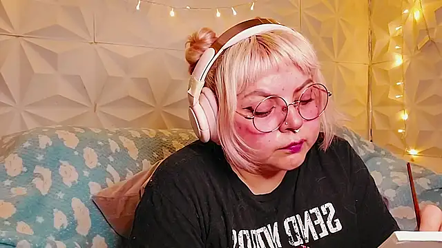 Snapshot of Satyn_doll chatting on June 14, 10:11 pm Satyn doll online show from June 14, 10:11 pm
