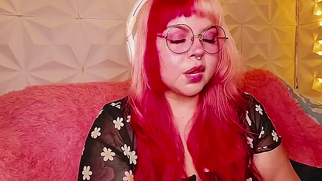 Snapshot of Satyn_doll chatting on July 2, 10:38 pm Satyn doll online show from July 2, 10:38 pm
