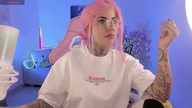 cute catlyn online show from April 17, 3:15 pm