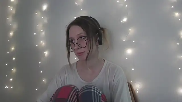 Snapshot of _Hanna_Moon_ chatting on December 5, 10:14 am Hanna Moon online show from December 5, 10:14 am