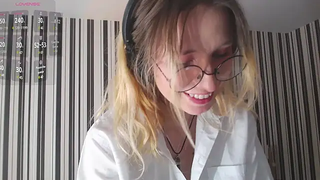 Snapshot of _Hanna_Moon_ chatting on December 9, 10:43 am Hanna Moon online show from December 9, 10:43 am