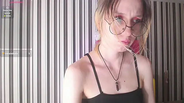Snapshot of _Hanna_Moon_ chatting on December 12, 9:19 am Hanna Moon online show from December 12, 9:19 am