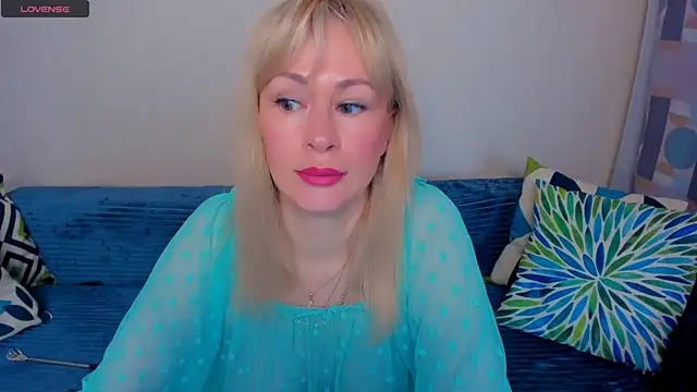 Snapshot of EllenMoore chatting on June 28, 3:02 am EllenMoore online show from June 28, 3:02 am