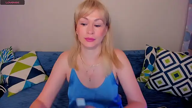 Snapshot of EllenMoore chatting on July 29, 3:06 am EllenMoore online show from July 29, 3:06 am