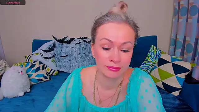 Snapshot of EllenMoore chatting on October 29, 3:05 am EllenMoore online show from October 29, 3:05 am