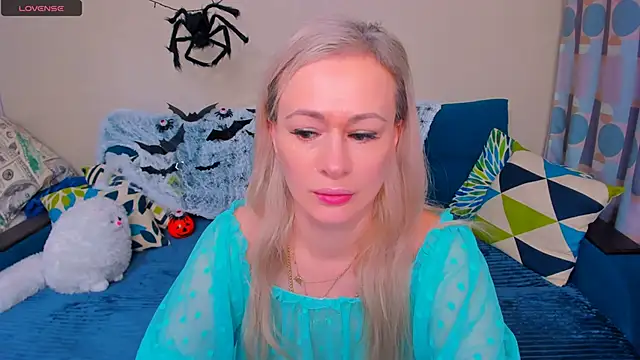 Snapshot of EllenMoore chatting on October 31, 3:58 am EllenMoore online show from October 31, 3:58 am