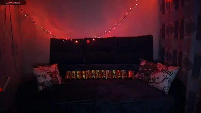 Snapshot of EllenMoore chatting on December 15, 3:12 am EllenMoore online show from December 15, 3:12 am