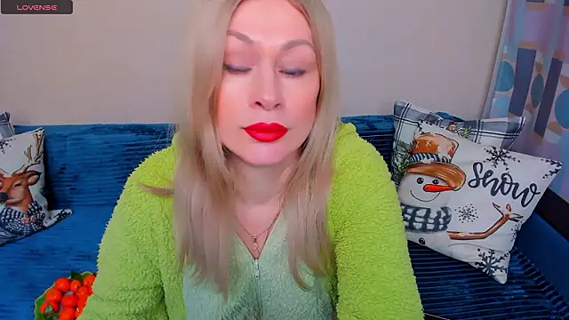 Snapshot of EllenMoore chatting on March 2, 3:07 am EllenMoore online show from March 2, 3:07 am