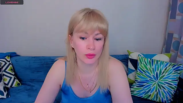 Snapshot of EllenMoore chatting on June 11, 3:03 am EllenMoore online show from June 11, 3:03 am