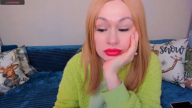 Snapshot of EllenMoore chatting on December 16, 3:11 am EllenMoore online show from December 16, 3:11 am