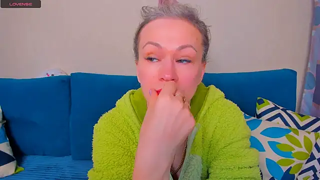 Snapshot of EllenMoore chatting on October 24, 3:05 am EllenMoore online show from October 24, 3:05 am