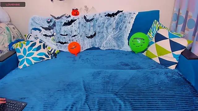 Snapshot of EllenMoore chatting on November 1, 3:02 am EllenMoore online show from November 1, 3:02 am