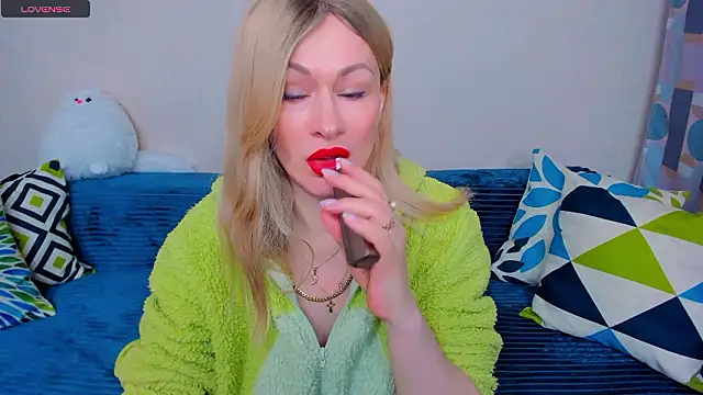 EllenMoore online show from March 17, 3:09 am