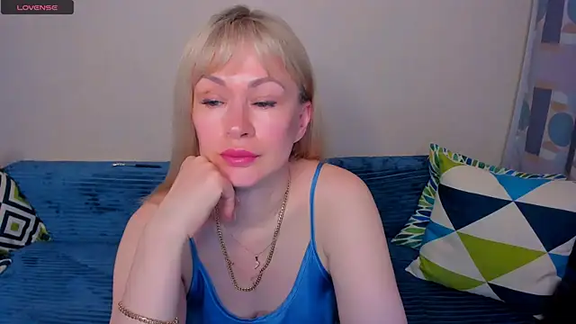 Snapshot of EllenMoore chatting on July 4, 3:02 am EllenMoore online show from July 4, 3:02 am