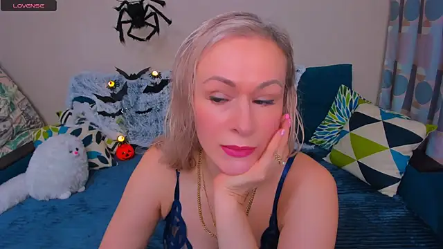 Snapshot of EllenMoore chatting on October 30, 3:05 am EllenMoore online show from October 30, 3:05 am