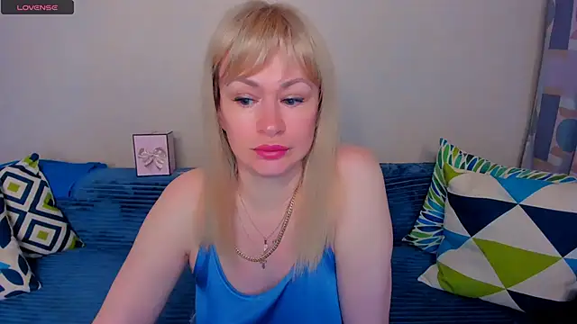 Snapshot of EllenMoore chatting on June 12, 3:04 am EllenMoore online show from June 12, 3:04 am