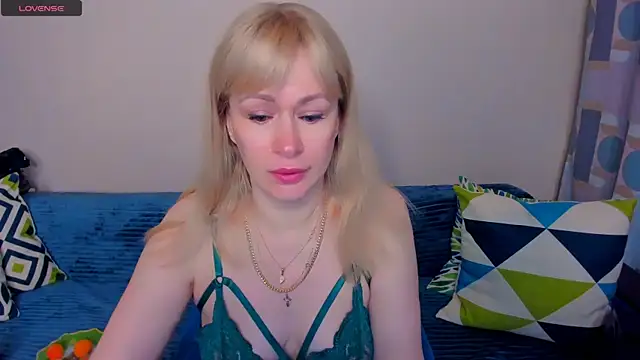 Snapshot of EllenMoore chatting on June 10, 3:52 am EllenMoore online show from June 10, 3:52 am