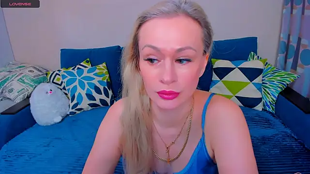 Snapshot of EllenMoore chatting on November 11, 3:12 am EllenMoore online show from November 11, 3:12 am