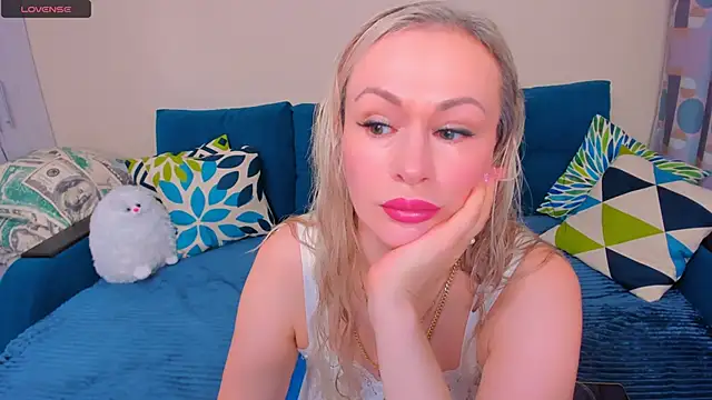 Snapshot of EllenMoore chatting on November 14, 3:10 am EllenMoore online show from November 14, 3:10 am