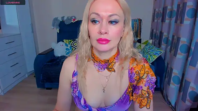 EllenMoore online show from December 15, 5:45 am
