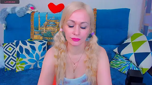 Snapshot of EllenMoore chatting on January 17, 5:42 am EllenMoore online show from January 17, 5:42 am