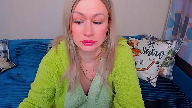 Snapshot of EllenMoore chatting on February 26, 3:28 am EllenMoore online show from February 26, 3:28 am