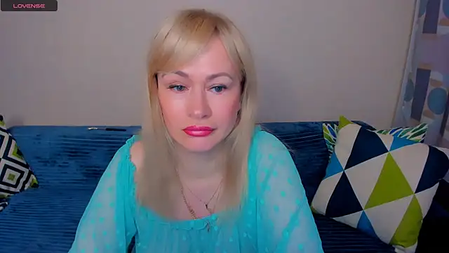 Snapshot of EllenMoore chatting on July 2, 3:23 am EllenMoore online show from July 2, 3:23 am