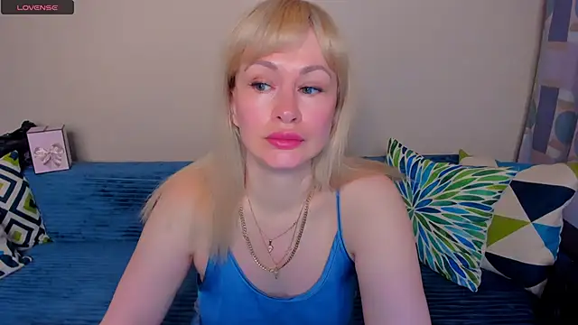 Snapshot of EllenMoore chatting on June 14, 3:08 am EllenMoore online show from June 14, 3:08 am