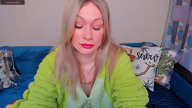 Snapshot of EllenMoore chatting on February 23, 3:08 am EllenMoore online show from February 23, 3:08 am