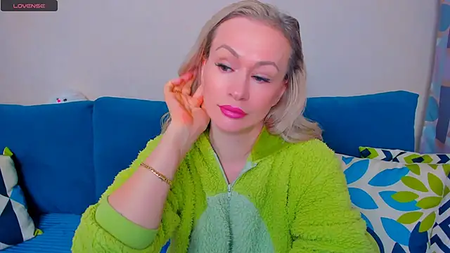 Snapshot of EllenMoore chatting on October 17, 3:10 am EllenMoore online show from October 17, 3:10 am