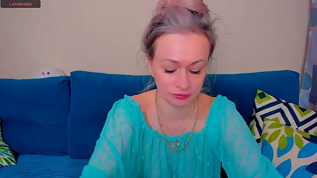 Snapshot of EllenMoore chatting on October 22, 4:12 am EllenMoore online show from October 22, 4:12 am