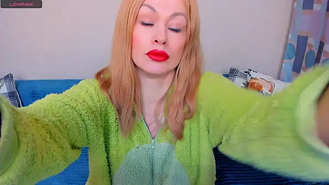 Snapshot of EllenMoore chatting on January 17, 3:10 am EllenMoore online show from January 17, 3:10 am