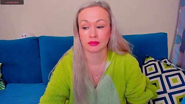 Snapshot of EllenMoore chatting on October 26, 3:07 am EllenMoore online show from October 26, 3:07 am