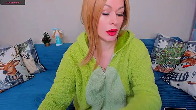 Snapshot of EllenMoore chatting on December 23, 3:39 am EllenMoore online show from December 23, 3:39 am