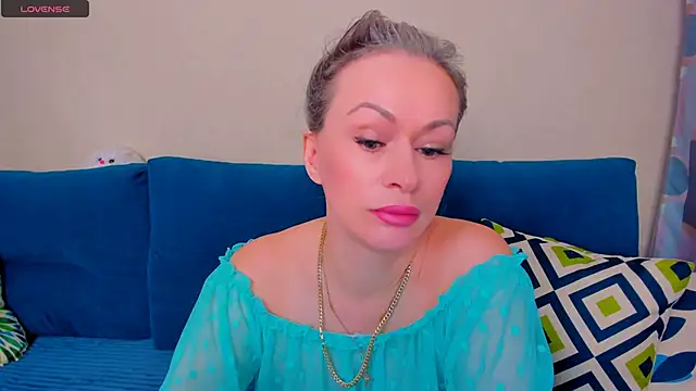 Snapshot of EllenMoore chatting on October 23, 3:05 am EllenMoore online show from October 23, 3:05 am