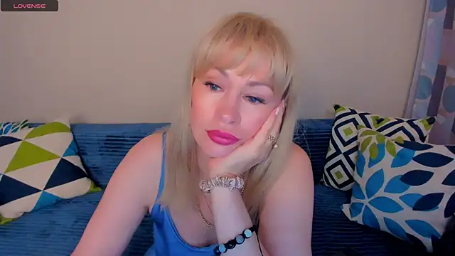 Snapshot of EllenMoore chatting on July 25, 3:03 am EllenMoore online show from July 25, 3:03 am