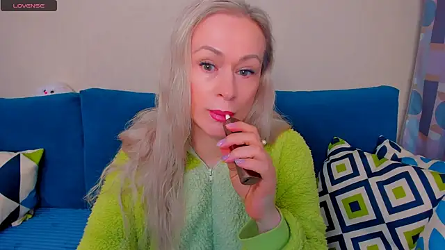 Snapshot of EllenMoore chatting on October 9, 3:07 am EllenMoore online show from October 9, 3:07 am