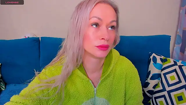 Snapshot of EllenMoore chatting on October 25, 3:06 am EllenMoore online show from October 25, 3:06 am