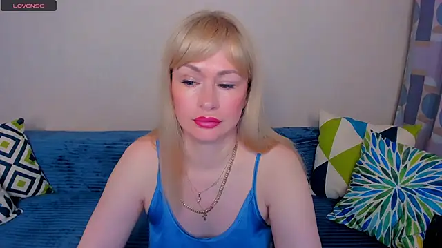 Snapshot of EllenMoore chatting on June 22, 3:12 am EllenMoore online show from June 22, 3:12 am