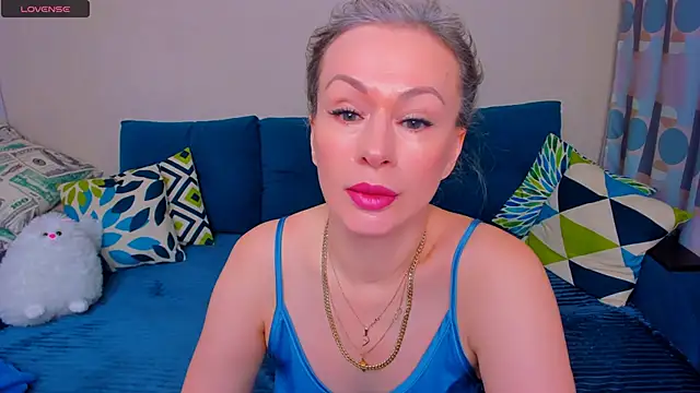 Snapshot of EllenMoore chatting on November 4, 3:10 am EllenMoore online show from November 4, 3:10 am