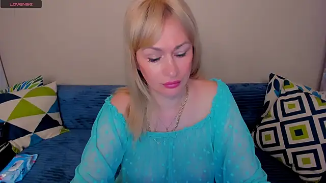 Snapshot of EllenMoore chatting on August 1, 3:04 am EllenMoore online show from August 1, 3:04 am